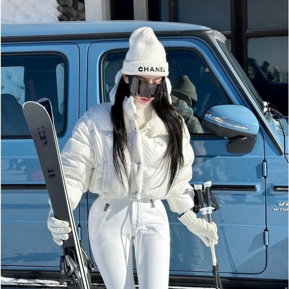 CHANEL LOGO Beanie in White Cashmere - Picture 4 of 5